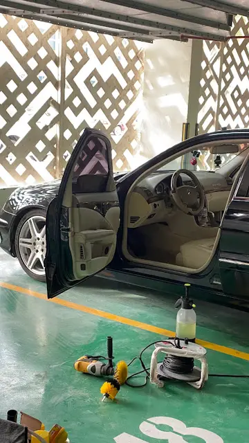 Bab Al Nujoom Car Care workshop